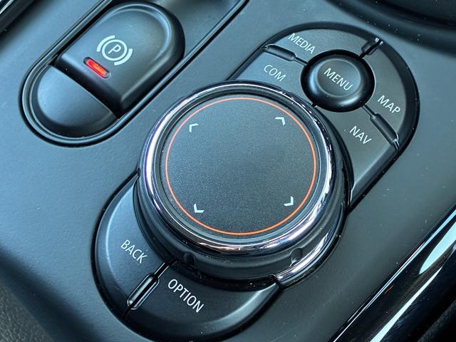 ＭＩＮＩ クーパーＤ　クラブマン　ディーゼル　タッチパネルナビ　純正バックモニター　ミラー一体型ＥＴＣ　スマートキー　クルーズコントロール　バックソナー　ストレージコンパートメントＰＫＧ　Ｂｌｕｅｔｏｏｔｈオーディオ　アイドリングＳ（65枚目）