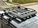 ジョインターボ　禁煙　ナビ　バックモニター　ルーフキャリア　筆記体レトロ調エンブレム　ＭＡＤＣＲＯＳＳ／ＧＲＡＣＥ１４インチＡＷ　ジオランダーＸ－ＡＴ　ベッドキット　黒革調シートカバー　Ｂｌｕｅｔｏｏｔｈオーディオ（41枚目）
