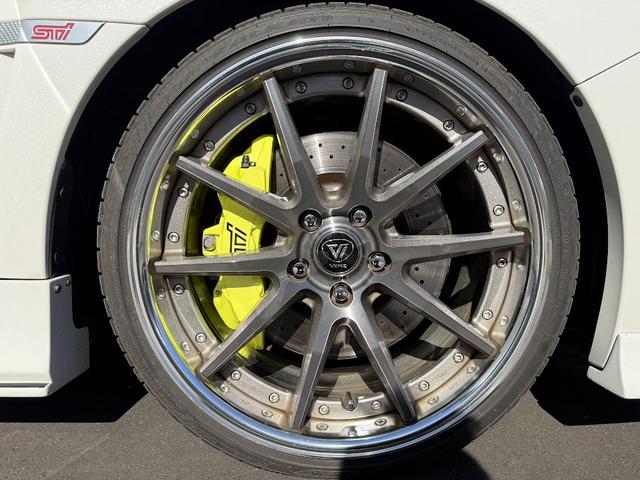 ＷＲＸ ＳＴＩ ＳＴＩ　６ＭＴ　アドバンスドセーフティーパッケージ　ＫＵＨＬエアロ　フロント／サイド／グリル／Ｂダクトカバー　　ＶＥＲＺ１９インチＫＣＶ０２　　楽ナビ　ＨＫＳハイパワーＳＰＥＣ－Ｌ２マフラー　ＢＬＩＴＺ車高調（14枚目）