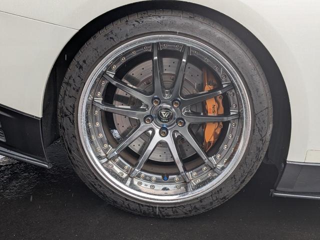 GT-R プレミアムエディション 4WD KUHLコンプリート KUHL35R-FAフロントバンパー/KR-35RRIIサイド/リヤディフューザーフィン付き/KUHL4テールマフラー/VERZ20インチKCV04アルミ/デジタルミラー(18枚目)