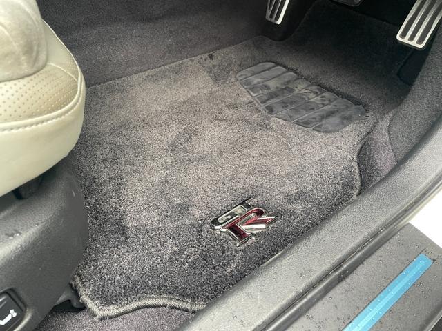 GT-R プレミアムエディション 4WD KUHLコンプリート KUHL35R-FAフロントバンパー/KR-35RRIIサイド/リヤディフューザーフィン付き/KUHL4テールマフラー/VERZ20インチKCV04アルミ/デジタルミラー(38枚目)