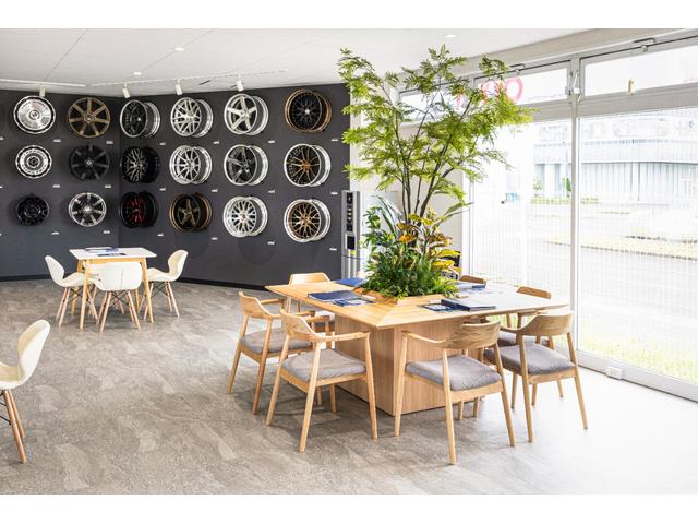 GT-R プレミアムエディション 4WD KUHLコンプリート KUHL35R-FAフロントバンパー/KR-35RRIIサイド/リヤディフューザーフィン付き/KUHL4テールマフラー/VERZ20インチKCV04アルミ/デジタルミラー(67枚目)