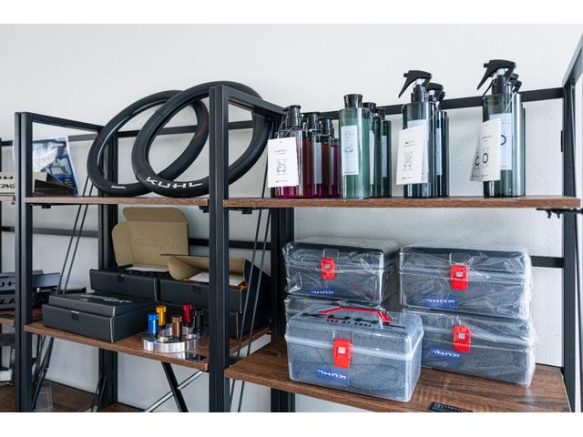 GT-R プレミアムエディション 4WD KUHLコンプリート KUHL35R-FAフロントバンパー/KR-35RRIIサイド/リヤディフューザーフィン付き/KUHL4テールマフラー/VERZ20インチKCV04アルミ/デジタルミラー(75枚目)