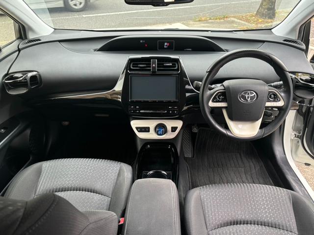 プリウス Ｓセーフティプラス　純正９インチナビ　バックカメラ　ＥＴＣ　インテリキー　Ｂｌｕｅｔｏｏｔｈ　衝突軽減　レーダークルーズ　プッシュスタート（2枚目）