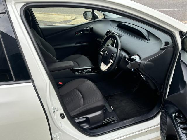 プリウス Ｓセーフティプラス　純正９インチナビ　バックカメラ　ＥＴＣ　インテリキー　Ｂｌｕｅｔｏｏｔｈ　衝突軽減　レーダークルーズ　プッシュスタート（18枚目）