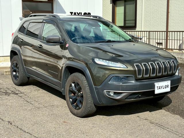 ジープ・チェロキー ウォーリアー　純正ナビ　バックカメラ　アダプティブクルーズコントロール　革シート　シートヒーター　パワーシート　パワーバックドア　ブラインドスポットモニター　Ｂｌｕｅｔｏｏｔｈ　アドバンスドブレーキアシスト（3枚目）