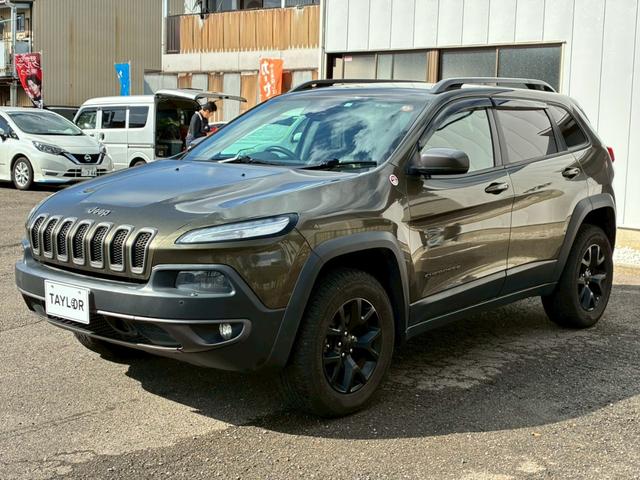 ジープ・チェロキー ウォーリアー　純正ナビ　バックカメラ　アダプティブクルーズコントロール　革シート　シートヒーター　パワーシート　パワーバックドア　ブラインドスポットモニター　Ｂｌｕｅｔｏｏｔｈ　アドバンスドブレーキアシスト（5枚目）