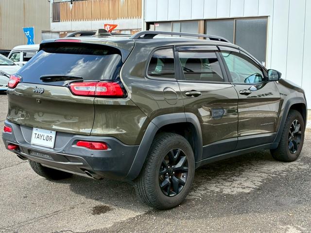 ジープ・チェロキー ウォーリアー　純正ナビ　バックカメラ　アダプティブクルーズコントロール　革シート　シートヒーター　パワーシート　パワーバックドア　ブラインドスポットモニター　Ｂｌｕｅｔｏｏｔｈ　アドバンスドブレーキアシスト（8枚目）