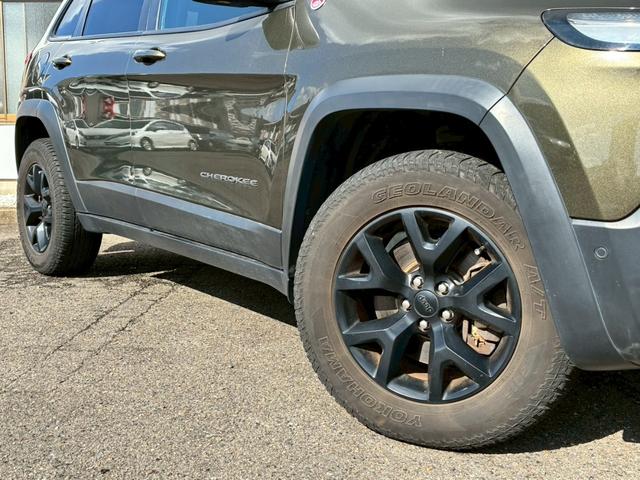 ジープ・チェロキー ウォーリアー　純正ナビ　バックカメラ　アダプティブクルーズコントロール　革シート　シートヒーター　パワーシート　パワーバックドア　ブラインドスポットモニター　Ｂｌｕｅｔｏｏｔｈ　アドバンスドブレーキアシスト（11枚目）