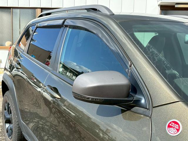 ジープ・チェロキー ウォーリアー　純正ナビ　バックカメラ　アダプティブクルーズコントロール　革シート　シートヒーター　パワーシート　パワーバックドア　ブラインドスポットモニター　Ｂｌｕｅｔｏｏｔｈ　アドバンスドブレーキアシスト（12枚目）