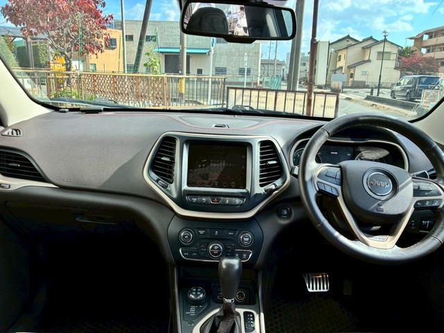 ジープ・チェロキー ウォーリアー　純正ナビ　バックカメラ　アダプティブクルーズコントロール　革シート　シートヒーター　パワーシート　パワーバックドア　ブラインドスポットモニター　Ｂｌｕｅｔｏｏｔｈ　アドバンスドブレーキアシスト（15枚目）