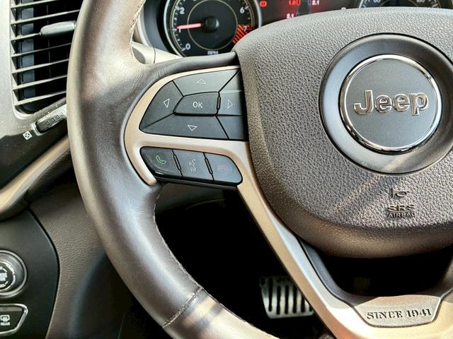 ジープ・チェロキー ウォーリアー　純正ナビ　バックカメラ　アダプティブクルーズコントロール　革シート　シートヒーター　パワーシート　パワーバックドア　ブラインドスポットモニター　Ｂｌｕｅｔｏｏｔｈ　アドバンスドブレーキアシスト（27枚目）