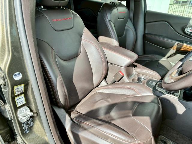 ジープ・チェロキー ウォーリアー　純正ナビ　バックカメラ　アダプティブクルーズコントロール　革シート　シートヒーター　パワーシート　パワーバックドア　ブラインドスポットモニター　Ｂｌｕｅｔｏｏｔｈ　アドバンスドブレーキアシスト（36枚目）