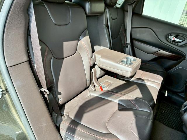 ジープ・チェロキー ウォーリアー　純正ナビ　バックカメラ　アダプティブクルーズコントロール　革シート　シートヒーター　パワーシート　パワーバックドア　ブラインドスポットモニター　Ｂｌｕｅｔｏｏｔｈ　アドバンスドブレーキアシスト（39枚目）