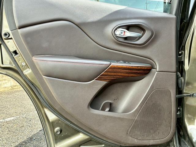 ジープ・チェロキー ウォーリアー　純正ナビ　バックカメラ　アダプティブクルーズコントロール　革シート　シートヒーター　パワーシート　パワーバックドア　ブラインドスポットモニター　Ｂｌｕｅｔｏｏｔｈ　アドバンスドブレーキアシスト（45枚目）