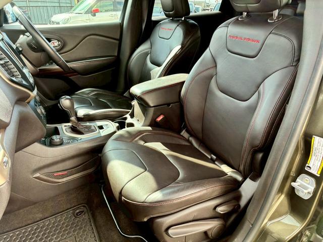 ジープ・チェロキー ウォーリアー　純正ナビ　バックカメラ　アダプティブクルーズコントロール　革シート　シートヒーター　パワーシート　パワーバックドア　ブラインドスポットモニター　Ｂｌｕｅｔｏｏｔｈ　アドバンスドブレーキアシスト（50枚目）