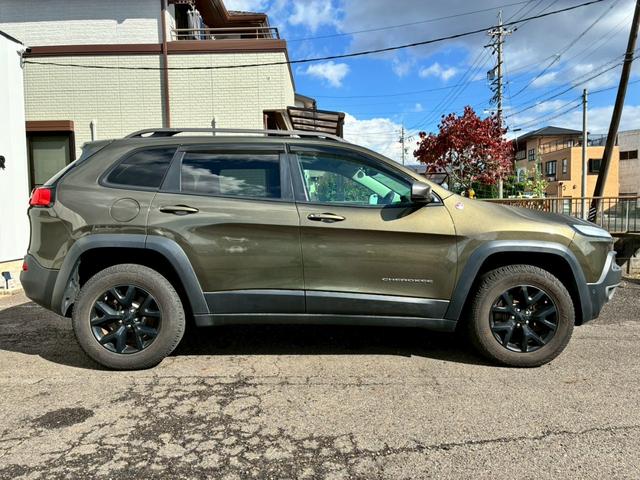 ジープ・チェロキー ウォーリアー　純正ナビ　バックカメラ　アダプティブクルーズコントロール　革シート　シートヒーター　パワーシート　パワーバックドア　ブラインドスポットモニター　Ｂｌｕｅｔｏｏｔｈ　アドバンスドブレーキアシスト（57枚目）