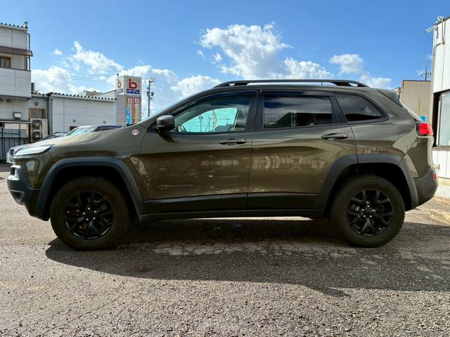 ジープ・チェロキー ウォーリアー　純正ナビ　バックカメラ　アダプティブクルーズコントロール　革シート　シートヒーター　パワーシート　パワーバックドア　ブラインドスポットモニター　Ｂｌｕｅｔｏｏｔｈ　アドバンスドブレーキアシスト（62枚目）