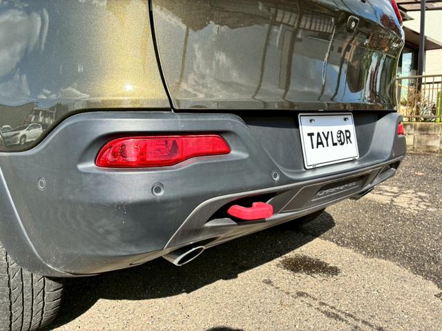 ジープ・チェロキー ウォーリアー　純正ナビ　バックカメラ　アダプティブクルーズコントロール　革シート　シートヒーター　パワーシート　パワーバックドア　ブラインドスポットモニター　Ｂｌｕｅｔｏｏｔｈ　アドバンスドブレーキアシスト（70枚目）