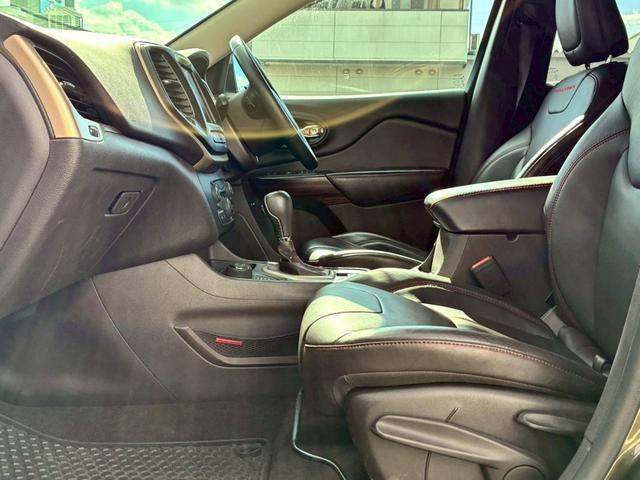 ジープ・チェロキー ウォーリアー　純正ナビ　バックカメラ　アダプティブクルーズコントロール　革シート　シートヒーター　パワーシート　パワーバックドア　ブラインドスポットモニター　Ｂｌｕｅｔｏｏｔｈ　アドバンスドブレーキアシスト（74枚目）