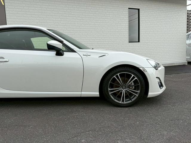８６ ＧＴ　純正ナビ　バックカメラ　ＥＴＣ　ＴＶ　ディスチャージライト　オートエアコン　オートライト　スマートキー　プッシュスタート　純正アルミホイール　外装色パールホワイト　マニュアル車　車検ロング　スペアキー（23枚目）