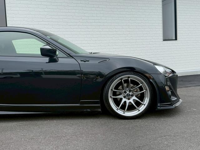 ８６ ＧＴ　エアロ　レカロシート　ＷＯＲＫＥ　ＭＯＴＩＯＮ１９インチＡＷ　ＢＬＩＴＺ車高調／３連メーター　ＭＯＭＯステアリング　社外ナビ　バックカメラ　ボンネットダンパー　ＶＡＬＥＮＴＩテールランプ／バックフォグ（22枚目）