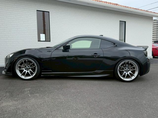 ８６ ＧＴ　エアロ　レカロシート　ＷＯＲＫＥ　ＭＯＴＩＯＮ１９インチＡＷ　ＢＬＩＴＺ車高調／３連メーター　ＭＯＭＯステアリング　社外ナビ　バックカメラ　ボンネットダンパー　ＶＡＬＥＮＴＩテールランプ／バックフォグ（35枚目）