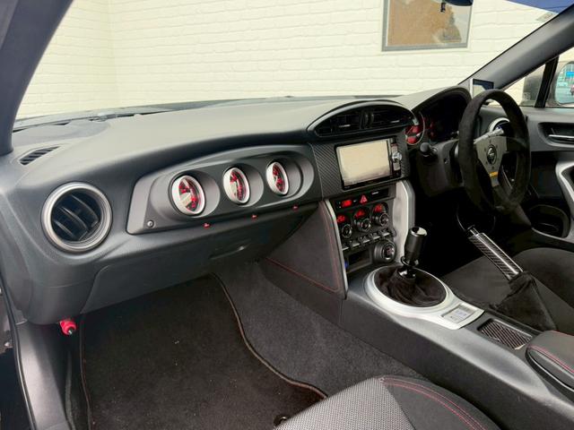 ８６ ＧＴ　エアロ　レカロシート　ＷＯＲＫＥ　ＭＯＴＩＯＮ１９インチＡＷ　ＢＬＩＴＺ車高調／３連メーター　ＭＯＭＯステアリング　社外ナビ　バックカメラ　ボンネットダンパー　ＶＡＬＥＮＴＩテールランプ／バックフォグ（40枚目）