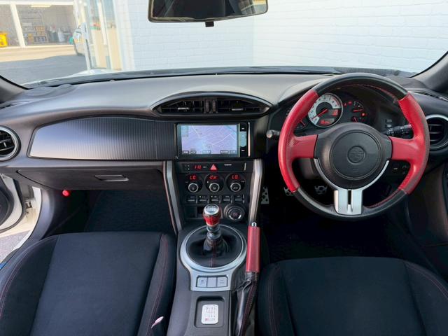 ８６ ＧＴ　モデリスタエアロ（Ｆ／Ｓ／Ｒ）　ブジツボ製マフラー　社外エアクリーナー　純正７インチナビ　フルセグＴＶ　ＥＴＣ　純正１７インチアルミホイール　オートライト　プッシュボタンスタート　スマートキー　ＬＥＤ（2枚目）