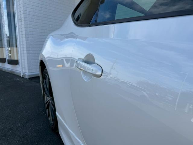 ８６ ＧＴ　モデリスタエアロ（Ｆ／Ｓ／Ｒ）　ブジツボ製マフラー　社外エアクリーナー　純正７インチナビ　フルセグＴＶ　ＥＴＣ　純正１７インチアルミホイール　オートライト　プッシュボタンスタート　スマートキー　ＬＥＤ（16枚目）