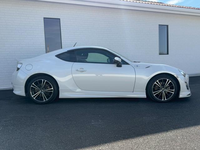８６ ＧＴ　モデリスタエアロ（Ｆ／Ｓ／Ｒ）　ブジツボ製マフラー　社外エアクリーナー　純正７インチナビ　フルセグＴＶ　ＥＴＣ　純正１７インチアルミホイール　オートライト　プッシュボタンスタート　スマートキー　ＬＥＤ（20枚目）