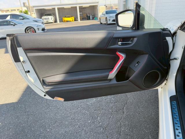 ８６ ＧＴ　モデリスタエアロ（Ｆ／Ｓ／Ｒ）　ブジツボ製マフラー　社外エアクリーナー　純正７インチナビ　フルセグＴＶ　ＥＴＣ　純正１７インチアルミホイール　オートライト　プッシュボタンスタート　スマートキー　ＬＥＤ（62枚目）