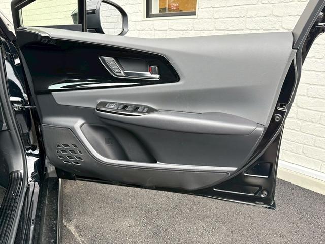 プリウス Z モデリスタエアロ シグネチャーイルミ パノラマルーフ デジタルインナーミラー スペアタイヤ パノラミックビュー ブラインドスポット ステアリングヒーター シートヒーター/クーラー パワーバックドア(61枚目)