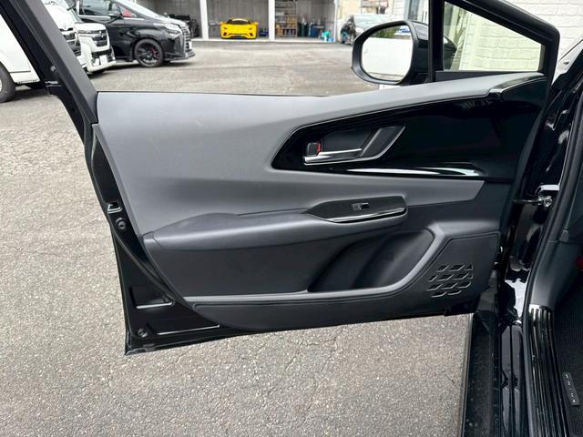 プリウス Z モデリスタエアロ シグネチャーイルミ パノラマルーフ デジタルインナーミラー スペアタイヤ パノラミックビュー ブラインドスポット ステアリングヒーター シートヒーター/クーラー パワーバックドア(65枚目)