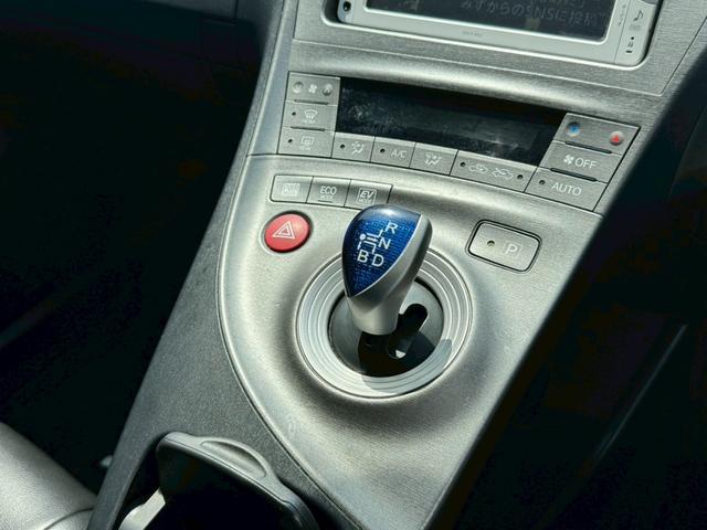 プリウス S 純正ナビ バックモニター エンジンプッシュスタート ステアリングスイッチ 電動格納ミラー シートカバー メッキパーツ オートエアコン オートライト HIDヘッドライト ウィンカーミラ― ETC AW(43枚目)