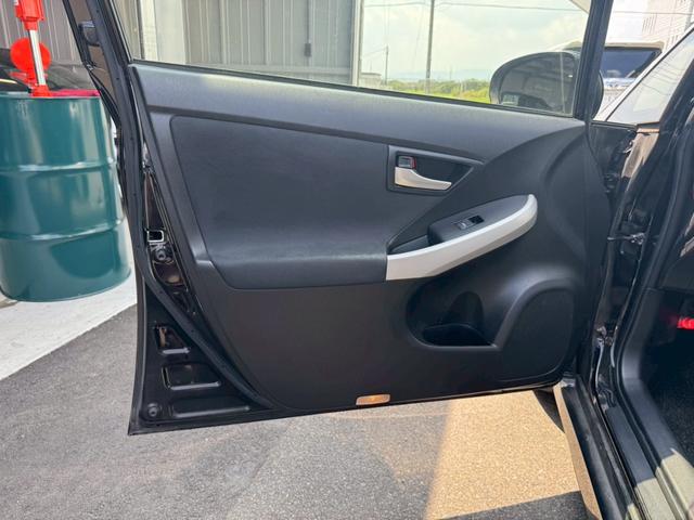 プリウス S 純正ナビ バックモニター エンジンプッシュスタート ステアリングスイッチ 電動格納ミラー シートカバー メッキパーツ オートエアコン オートライト HIDヘッドライト ウィンカーミラ― ETC AW(58枚目)