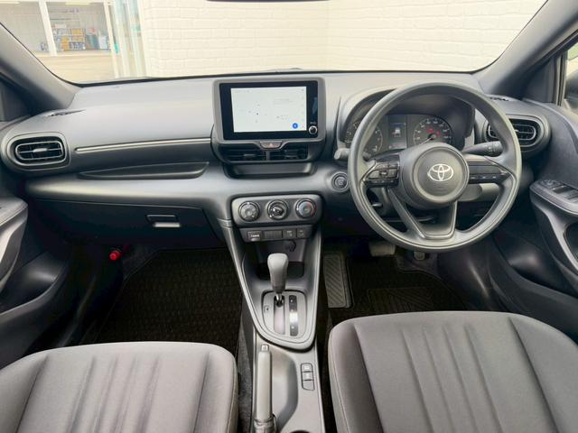 ヤリス X 純正8インチディスプレイオーディオ バックカメラ ETC HDMI プッシュボタンスタート スマートキー オートライト ステアリングリモコン オートハイビーム 電動格納ミラー スペアタイヤ USB端子(2枚目)