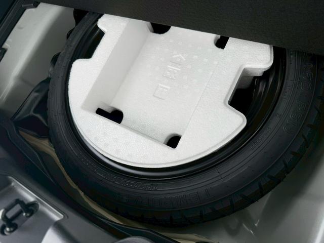 ヤリス X 純正8インチディスプレイオーディオ バックカメラ ETC HDMI プッシュボタンスタート スマートキー オートライト ステアリングリモコン オートハイビーム 電動格納ミラー スペアタイヤ USB端子(6枚目)