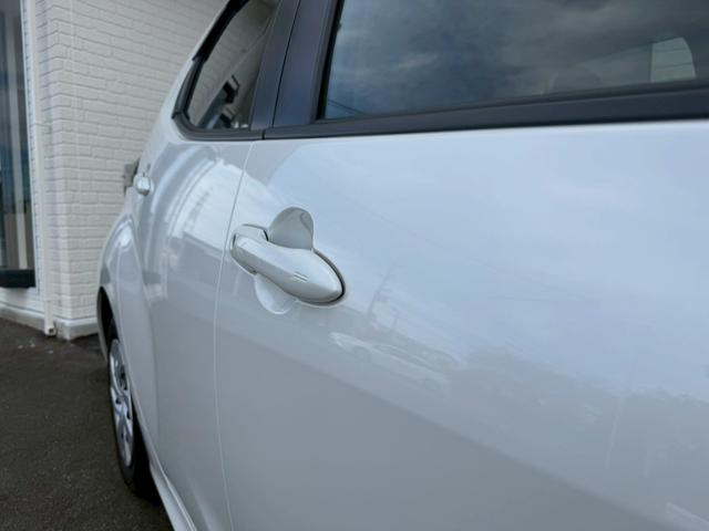 ヤリス X 純正8インチディスプレイオーディオ バックカメラ ETC HDMI プッシュボタンスタート スマートキー オートライト ステアリングリモコン オートハイビーム 電動格納ミラー スペアタイヤ USB端子(18枚目)