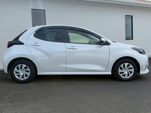 ヤリス X 純正8インチディスプレイオーディオ バックカメラ ETC HDMI プッシュボタンスタート スマートキー オートライト ステアリングリモコン オートハイビーム 電動格納ミラー スペアタイヤ USB端子(20枚目)