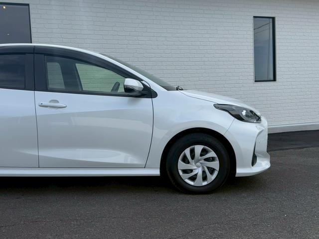 ヤリス X 純正8インチディスプレイオーディオ バックカメラ ETC HDMI プッシュボタンスタート スマートキー オートライト ステアリングリモコン オートハイビーム 電動格納ミラー スペアタイヤ USB端子(21枚目)