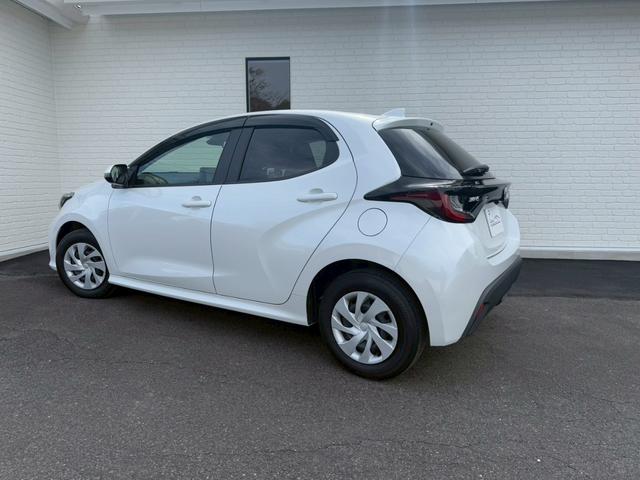 ヤリス X 純正8インチディスプレイオーディオ バックカメラ ETC HDMI プッシュボタンスタート スマートキー オートライト ステアリングリモコン オートハイビーム 電動格納ミラー スペアタイヤ USB端子(24枚目)