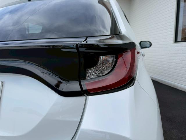 ヤリス X 純正8インチディスプレイオーディオ バックカメラ ETC HDMI プッシュボタンスタート スマートキー オートライト ステアリングリモコン オートハイビーム 電動格納ミラー スペアタイヤ USB端子(32枚目)