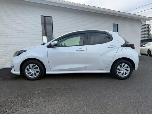 ヤリス X 純正8インチディスプレイオーディオ バックカメラ ETC HDMI プッシュボタンスタート スマートキー オートライト ステアリングリモコン オートハイビーム 電動格納ミラー スペアタイヤ USB端子(34枚目)