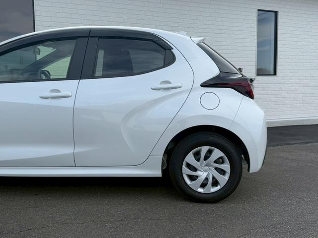 ヤリス X 純正8インチディスプレイオーディオ バックカメラ ETC HDMI プッシュボタンスタート スマートキー オートライト ステアリングリモコン オートハイビーム 電動格納ミラー スペアタイヤ USB端子(35枚目)