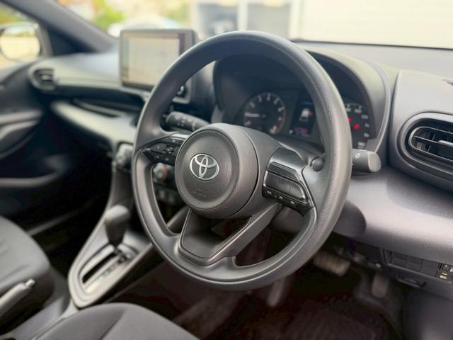 ヤリス X 純正8インチディスプレイオーディオ バックカメラ ETC HDMI プッシュボタンスタート スマートキー オートライト ステアリングリモコン オートハイビーム 電動格納ミラー スペアタイヤ USB端子(40枚目)