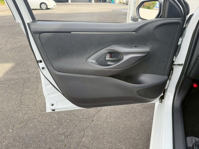 ヤリス X 純正8インチディスプレイオーディオ バックカメラ ETC HDMI プッシュボタンスタート スマートキー オートライト ステアリングリモコン オートハイビーム 電動格納ミラー スペアタイヤ USB端子(67枚目)