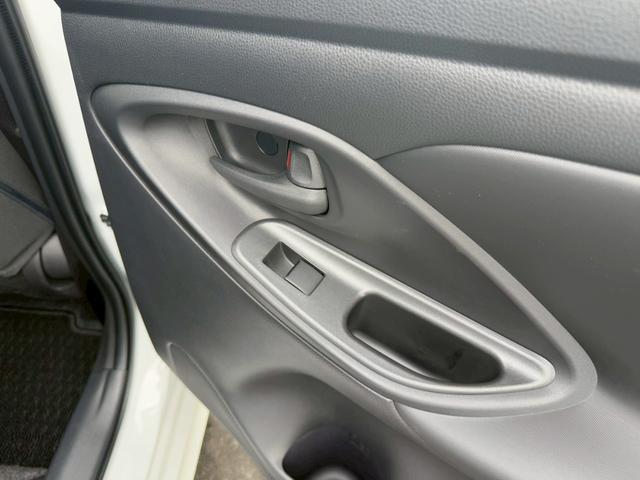 ヤリス X 純正8インチディスプレイオーディオ バックカメラ ETC HDMI プッシュボタンスタート スマートキー オートライト ステアリングリモコン オートハイビーム 電動格納ミラー スペアタイヤ USB端子(71枚目)