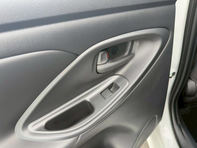 ヤリス X 純正8インチディスプレイオーディオ バックカメラ ETC HDMI プッシュボタンスタート スマートキー オートライト ステアリングリモコン オートハイビーム 電動格納ミラー スペアタイヤ USB端子(76枚目)