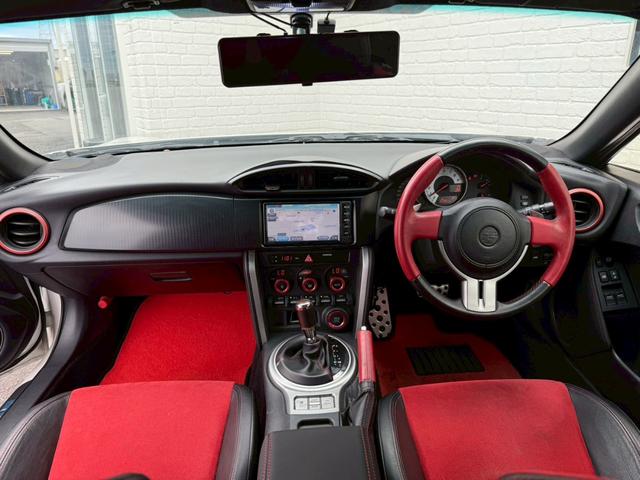 ８６ ＧＴリミテッド　６ＡＴ（６速オートマチック）　社外１８インチアルミホイール　社外エアロ　社外ヘッドライト　社外テールレンズ　社外マフラー　内装レッド　スマートキー　プッシュボタンスタート　シートヒーター　オートライト（2枚目）